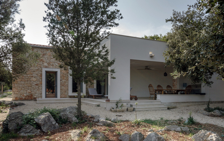 Villa Mocira — Luxury modern accommodation surrounded with Mediterranean pine trees